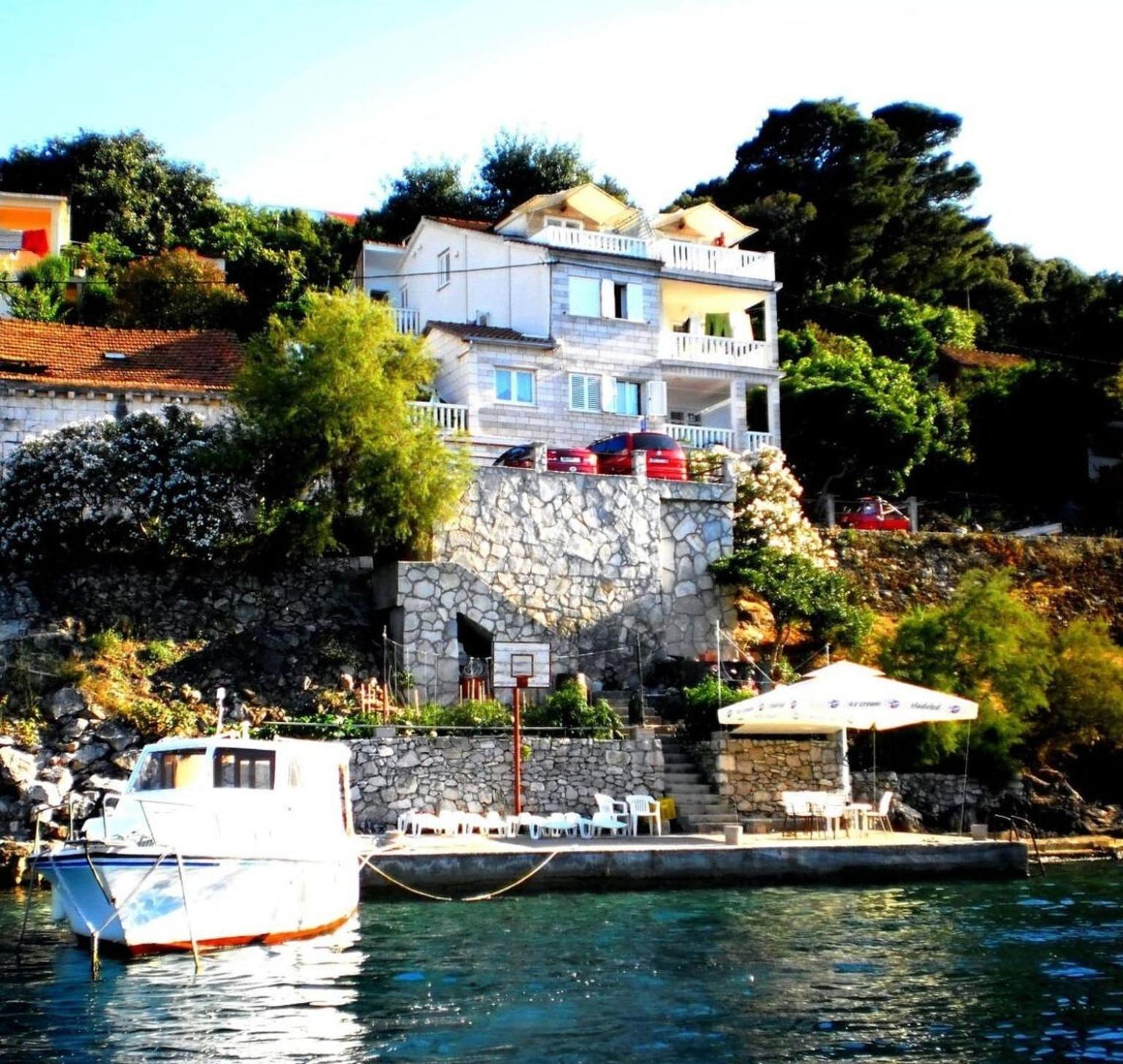 Ivo - 20m From The Sea * Racisce